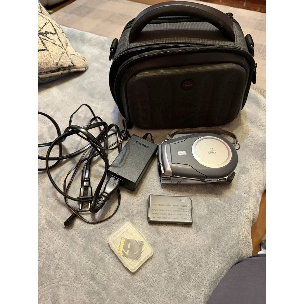 Canon DC210 DVD‎ Video Camcorder 35x Optical Zoom W/ Battery & Charger +Bag